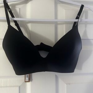 Skims wireless form t shirt bra 32c in onyx black. New with tags